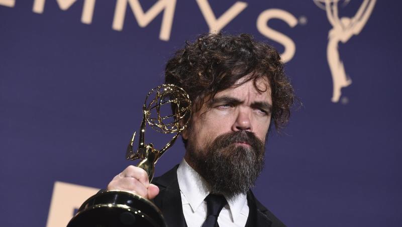 Peter Dinklage mit seinem Emmy als "Bester Nebendarsteller in einer Drama-Serie". Peter Dinklage mit seinem Emmy als "Bester Nebendarsteller in einer Drama-Serie".