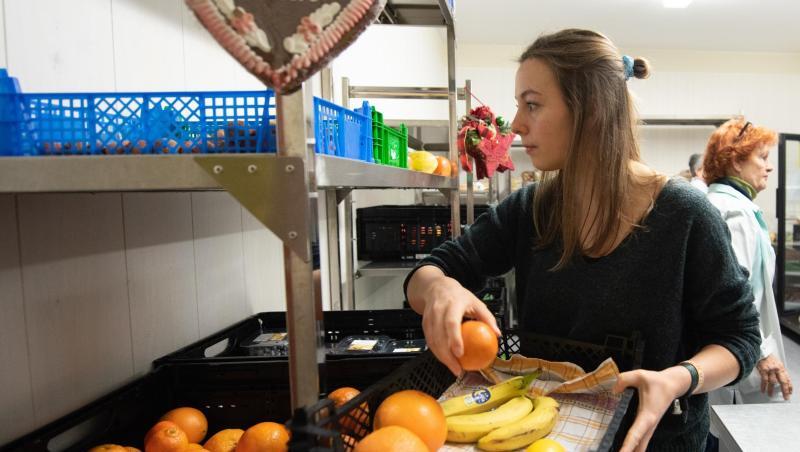 Eine ehrenamtliche Mitarbeiterin hilft bei der Tafel aus. Foto: Swen Pförtner/dpa/Symbolbild Eine ehrenamtliche Mitarbeiterin hilft bei der Tafel aus. Foto: Swen Pförtner/dpa/Symbolbild