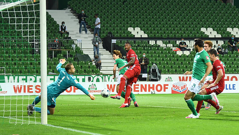 16. Juni 2020: Manuel Neuer wehrt den Kopfball von Bremens Yuya Osako (r.) ab und sichert den Bayern den 1:0-Sieg und damit die deutsche Meisterschaft - unter Ausschluss der Fans.