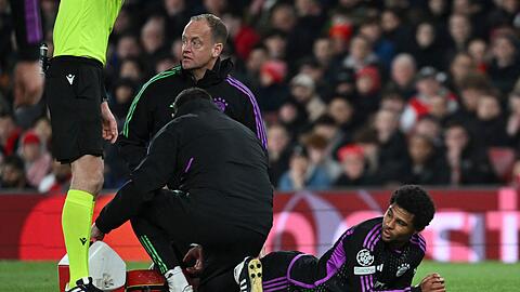 Münchens Serge Gnabry wird während des Spieles behandelt.