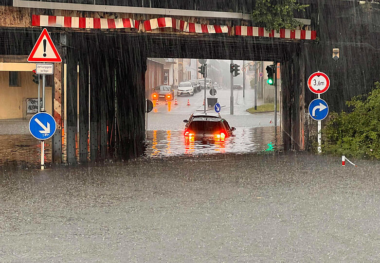 Gößweinstein: Ein Auto steht in einer überfluteten Unterführung. Starke Regenfälle haben in Oberfranken für vollgelaufene Keller und überflutete Straßen gesorgt.