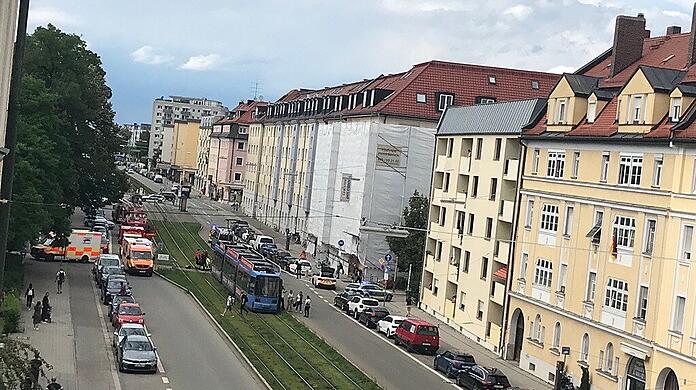 Eine Person ist von einer Trambahn bei einem Unfall auf der Belgradstraße in München verletzt worden.