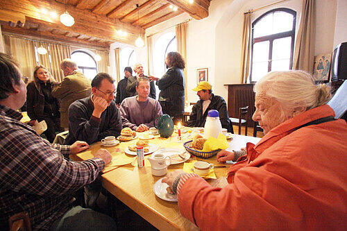 Endlich mal sattessen und sich in gemütlicher Runde treffen: Bis zu 150 Bedürftige kommen jedes Mal zum Obdachlosenfrühstück ins Pfarrhaus der Nürnberger Frauenkirche.