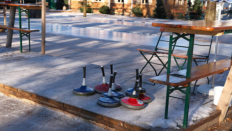 Bis Anfang März können sich die Eisstock-Freunde im Königlichen Hirschgarten vergnügen. Bis Anfang März können sich die Eisstock-Freunde im Königlichen Hirschgarten vergnügen.