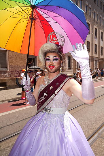 Die Drag-K&uuml;nstlerin Miss Taylor bei der diesj&auml;hrigen CSD-Parade in M&uuml;nchen.