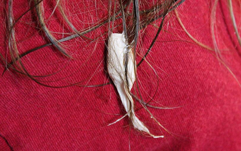 Wenn der Kaugummi in den Haaren landet, wird es richtig unangenehm. Lassen Sie vorerst die Schere weg und greifen Sie stattdessen zu Erdnussbutter. Der Aufstrich muss kurz einwirken, bevor er mit einem feinen Kamm herausgek&auml;mmt werden kann. Keine Erdnussbutter im Haus? Andere &ouml;lige oder fette Produkte wie Butter oder Margarine tun es auch.