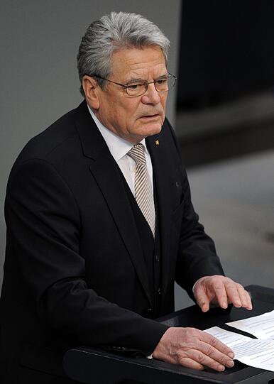 Joachim Gauck ist neuer Bundespräsident. Die
Bundesversammlung wählte den früheren DDR-Bürgerrechtler am Sonntag
mit großer Mehrheit zum Nachfolger von Christian Wulff. Der
72-Jährige erhielt 991 von 1228 gültigen Stimmen, das entspricht
einer Zustimmung von gut 80 Prozent. Für Gaucks Gegenkandidatin Beate
Klarsfeld votierten 126 Delegierte.