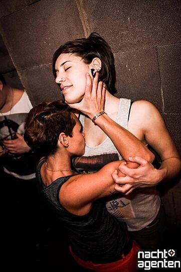DJane. Jung. Attraktiv. Simina Grigoriu heizte dem Partyvolk am Samstag im Harry Klein ein. Weitere Bilder von dieser Party auf: www.nachtagenten.de
