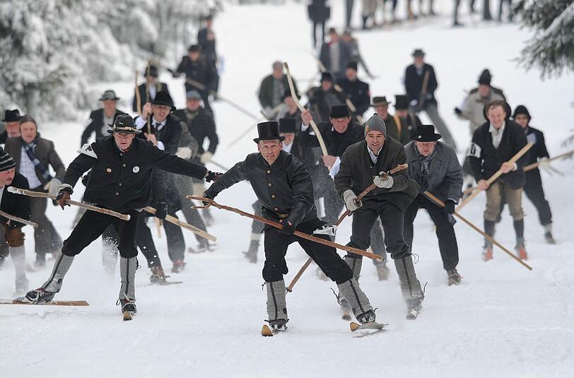 Am Faschingsdienstag geht es in traditioneller Ski-Ausrüstung auf die Piste.