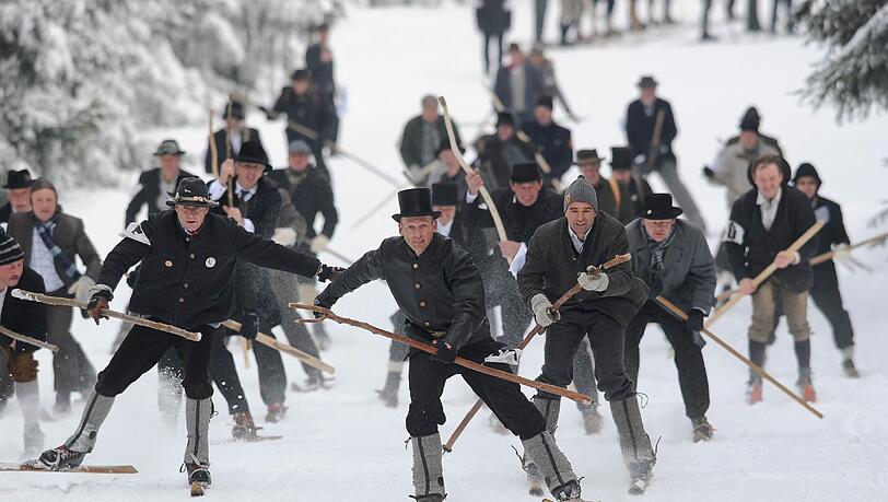 Am Faschingsdienstag geht es in traditioneller Ski-Ausrüstung auf die Piste. Am Faschingsdienstag geht es in traditioneller Ski-Ausrüstung auf die Piste.