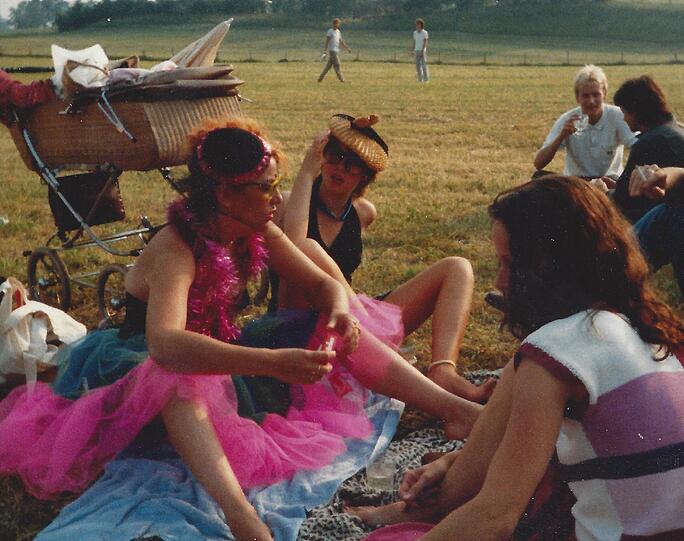 Modisch extravagant Ende der 70er Jahre am Starnberger See: Veronika von Quast (l.) im selbstgenähten Outfit neben ihrer Tochter Nini.