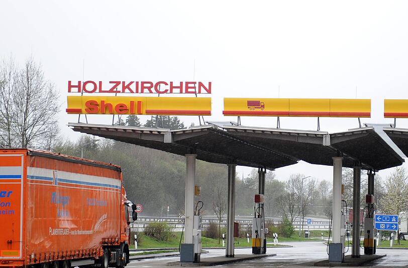 Auf der Raststätte Holzkirchen bemerkte ein Lkw-Fahrer, dass sich in seinem Auflieger Flüchtlinge befanden. (Archivbild).