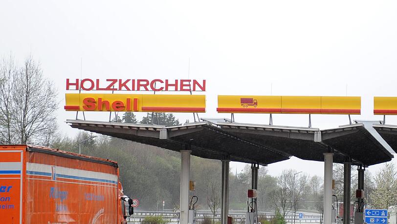 Auf der Raststätte Holzkirchen bemerkte ein Lkw-Fahrer, dass sich in seinem Auflieger Flüchtlinge befanden. (Archivbild). Auf der Raststätte Holzkirchen bemerkte ein Lkw-Fahrer, dass sich in seinem Auflieger Flüchtlinge befanden. (Archivbild).