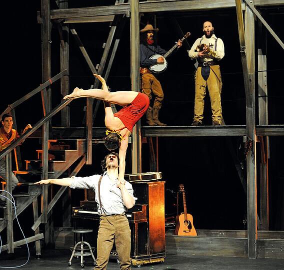 Cirque Eloize: "Saloon" auf dem Tollwood