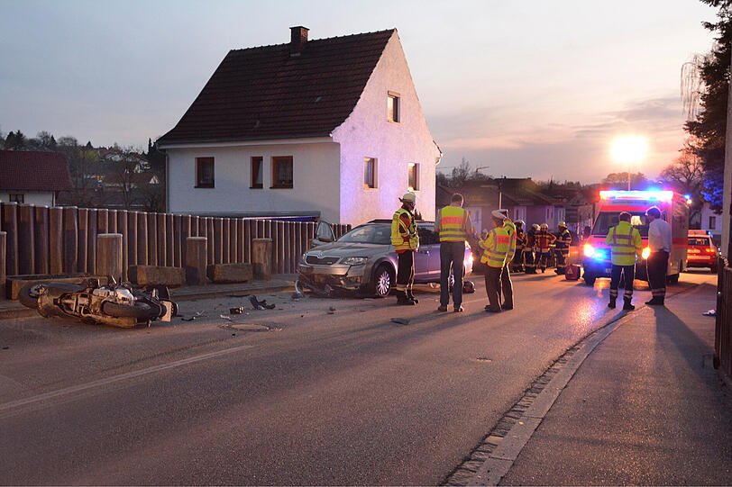 Der 18-Jährige rutschte unter das entgegenkommende Auto. Mit schwersten Verletzungen kam er ins Krankenhaus - kurze Zeit später starb er.