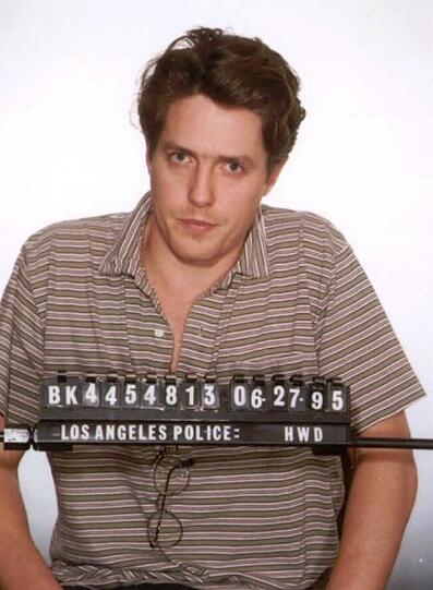 Das wohl bekannteste Mugshot zeigt Hugh Grant. Er wurde 1995 beim Oralsex mit einer Prostituierten erwischt.