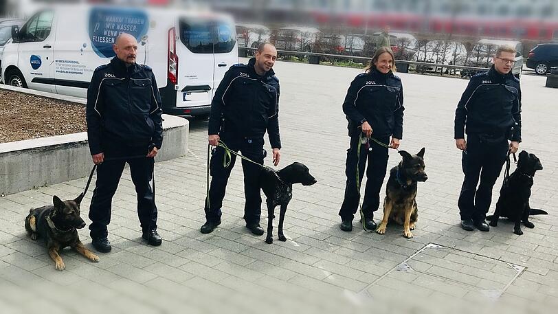 Die vier Spürnasen mit ihren Hundeführern nach getaner Arbeit am ZOB München.