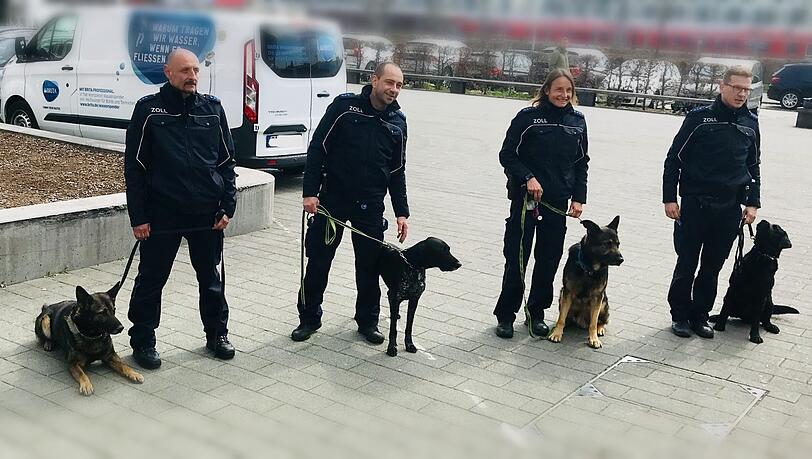 Die vier Spürnasen mit ihren Hundeführern nach getaner Arbeit am ZOB München. Die vier Spürnasen mit ihren Hundeführern nach getaner Arbeit am ZOB München.