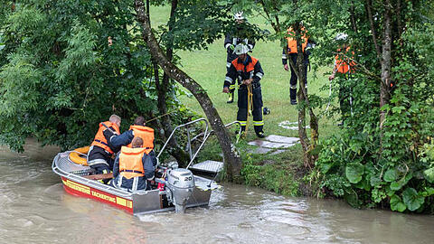 Intensive Suche der Rettungskräfte an Land und zu Wasser. Die Bilder.
