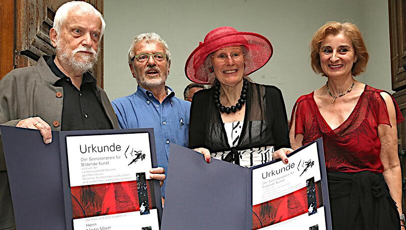 Die Seerosen-Preisträger samt Stadträtin (r.) und Laudator. Die Seerosen-Preisträger samt Stadträtin (r.) und Laudator.