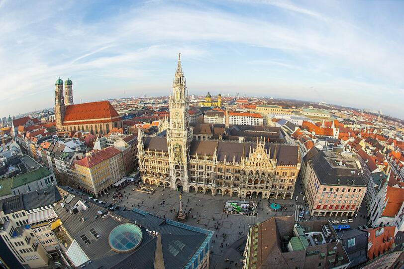 Zum St. Partick's Day wird in diesem Jahr das Münchner Rathaus in grünem Licht erstrahlen.
