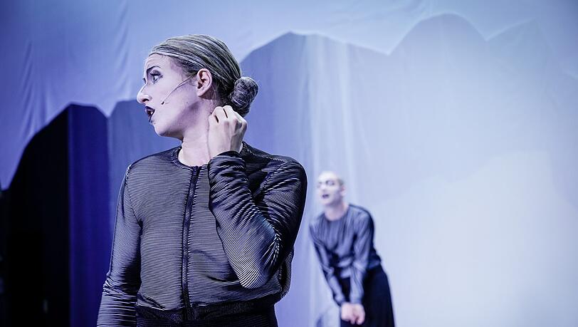Sind wir nicht alle ein bisschen Beatrix? Henriette Nagel (vorne) und Jakob Immervoll (hinten) sowie Max Poerting spielen zu dritt die Hauptfigur von Ingeborg Bachmanns Erzählung &bdquo;Probleme Probleme&ldquo; im Volkstheater.