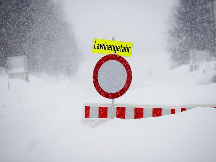 Eine Straße ist wegen Lawinengefahr gesperrt. Foto: Erwin Scheriau/KEYSTONE/APA