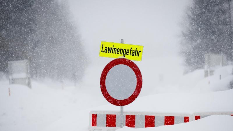 Eine Straße ist wegen Lawinengefahr gesperrt. Foto: Erwin Scheriau/KEYSTONE/APA Eine Straße ist wegen Lawinengefahr gesperrt. Foto: Erwin Scheriau/KEYSTONE/APA