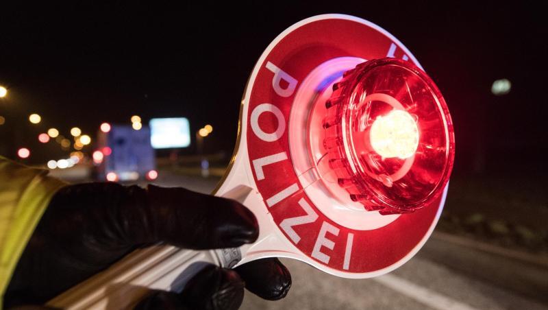 Ein Polizist hält während einer Verkehrskontrolle mit einer Haltekelle Fahrzeuge an. Foto: Patrick Seeger/Archiv Ein Polizist hält während einer Verkehrskontrolle mit einer Haltekelle Fahrzeuge an. Foto: Patrick Seeger/Archiv