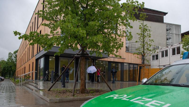 Ein Polizeiauto steht nach einer Bombendrohung vor einer Münchner Schule. Foto: Lino Mirgeler Ein Polizeiauto steht nach einer Bombendrohung vor einer Münchner Schule. Foto: Lino Mirgeler