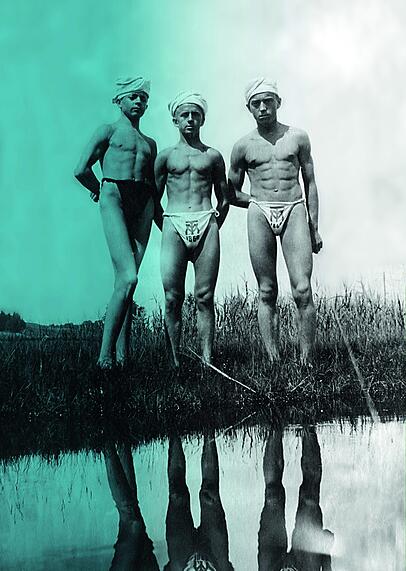 Was für Badehosen! "Junge Athleten der Schwimmriege des Turnvereins München von 1860 im Kriegsjahr 1917", heißt es im Heft. Die Geschichte des Schwimmens im Verein hatte schon Jahrzehnte vor der Gründung der Schwimmriege 1903 begonnen. "Die Bademoden orientierten sich in den frühen Jahren an den Moralvorstellungen der Zeit." Was für Badehosen! "Junge Athleten der Schwimmriege des Turnvereins München von 1860 im Kriegsjahr 1917", heißt es im Heft. Die Geschichte des Schwimmens im Verein hatte schon Jahrzehnte vor der Gründung der Schwimmriege 1903 begonnen. "Die Bademoden orientierten sich in den frühen Jahren an den Moralvorstellungen der Zeit."