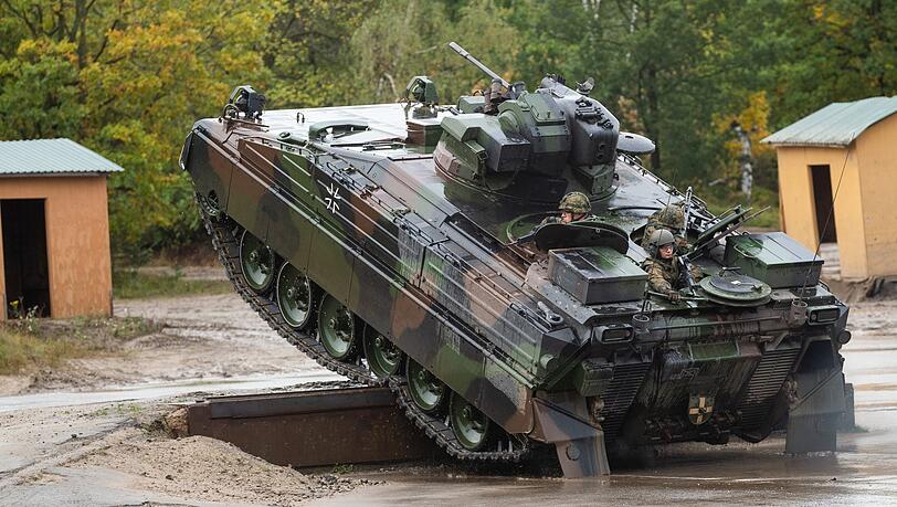 Der Unions-Vorschlag fordert die Bundesregierung auf, schwere Waffen für die Ukraine bereitzustellen.