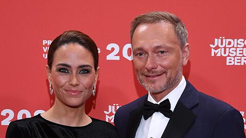Franca Lehfeldt im gewohnten Look auf dem roten Teppich mit Ehemann Christian Lindner