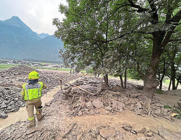 Immer wieder kommt es in Tirol zu Murenabgängen mit Geröll, Holz, Wasser und teils auch Felsbrocken, wie hier im Jahr 2022 in Längenfeld.
