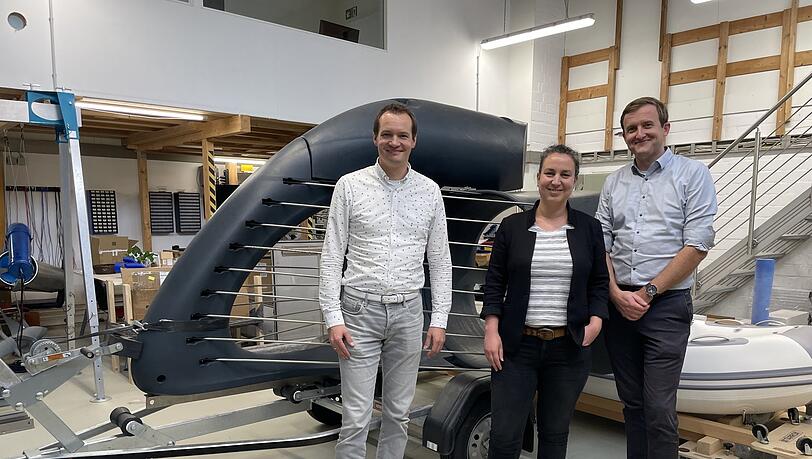 Richard Eckl, Marketing-Leitung Natalie Rojko und Georg Walder vor dem Ausstellungs-Energyfish in ihren Räumen in Gröbenzell. (v.l.) Richard Eckl, Marketing-Leitung Natalie Rojko und Georg Walder vor dem Ausstellungs-Energyfish in ihren Räumen in Gröbenzell. (v.l.)
