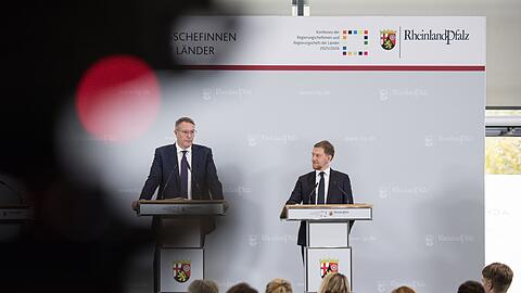 Der MPK-Vorsitzende und sein Vize sind sich einig, dass die Lage für die Wirtschaft in Deutschland herausfordernd ist. Der MPK-Vorsitzende und sein Vize sind sich einig, dass die Lage für die Wirtschaft in Deutschland herausfordernd ist.