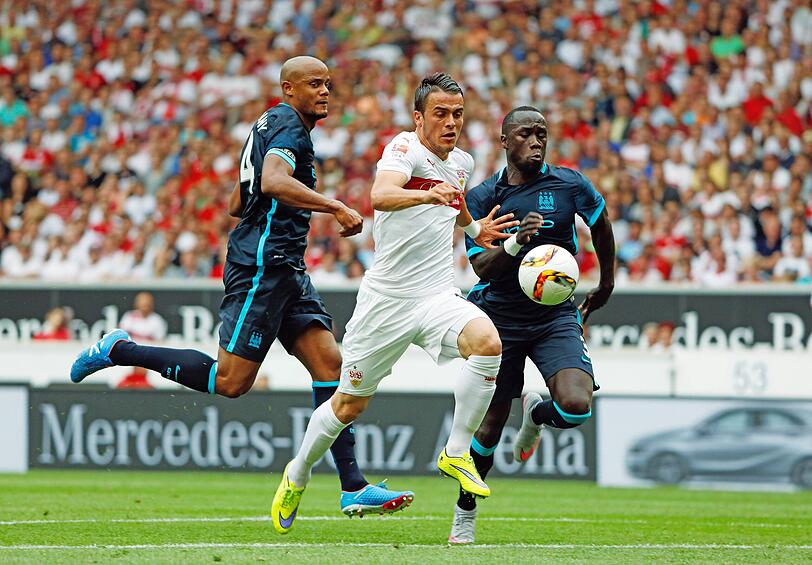 Vincent Kompany und Bacary Sagna bei einem Testspiel 2015 im Duell mit Stuttgarts Filip Kostic.