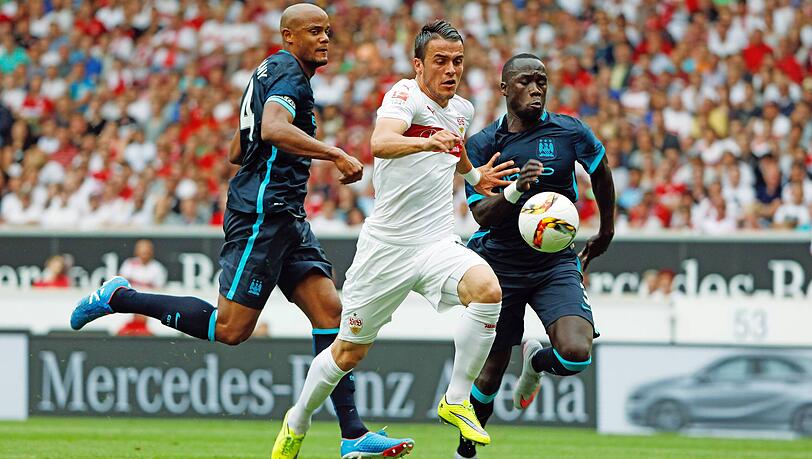 Vincent Kompany und Bacary Sagna bei einem Testspiel 2015 im Duell mit Stuttgarts Filip Kostic.