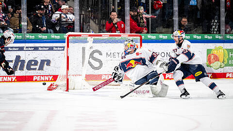 Augenblick der Entscheidung: N&uuml;rnbergs Evan Barratt lenkt den Puck 18 Sekunden vor Schluss zum 5:4 gegen den EHC Red Bull M&uuml;nchen ins Tor, R&uuml;ckkehrer Mathias Niederberger streckt sich vergeblich.