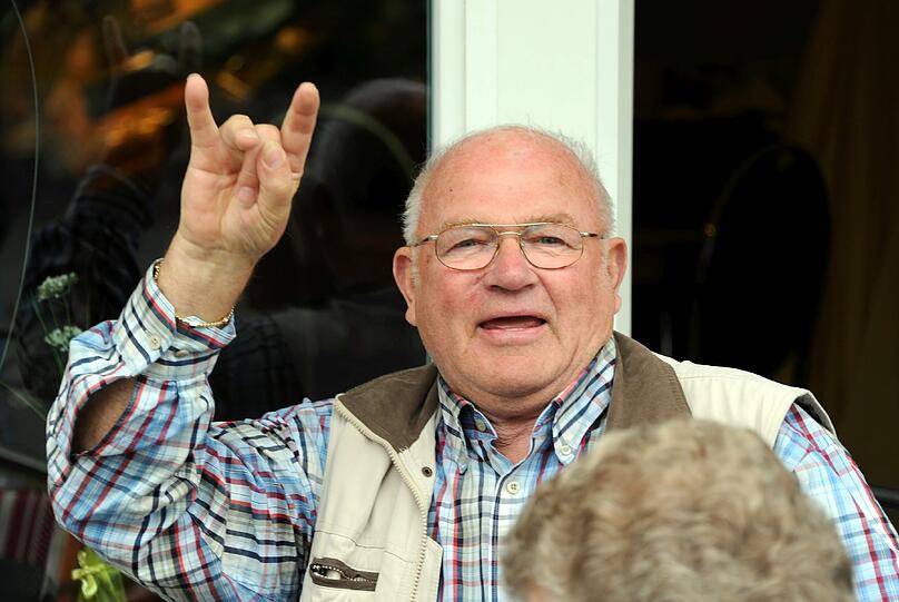 ...diesen Gruß beherrschen auch die Einheimischen. Auch Anwohner Karl-Heinz Buttmann.