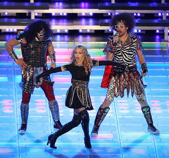 Pop-Queen Madonna: So performte sie zuletzt beim Finale des 48. Super Bowl. Nach dem Ausbruch ihres als sehr gewalttätig eingeschätzten Stalkers fürchtet die 54-Jährige nun um ihre Sicherheit.