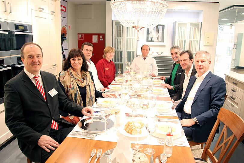 Am Jury-Tisch: (v. l.) Wolfgang Rauscheder, Segmüller-Chef in Parsdorf, AZ-Autorin Annette Baronikians, die Spitzenköche Holm Schwarzer, Kerstin Spehr (die auch eine eigene Pralinenschule hat), die Großmeister Heinz Winkler und Mario Gamba, AZ-Chefredakteur Arno Makowsky und Segmüller-Gesamtvertriebsleiter Reinhold Gütebier.