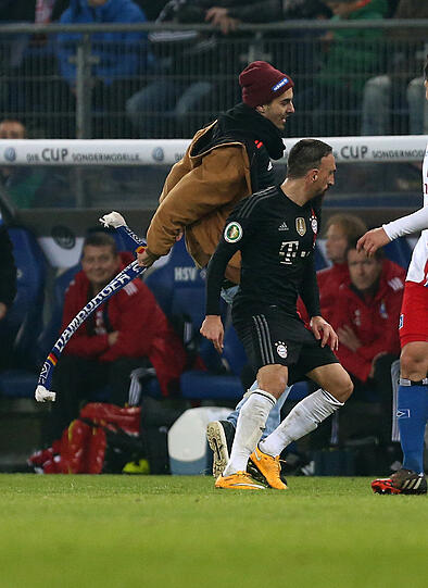 Unschöne Szene kurz vor Spielende: Ein Flitzer schlägt Franck Ribéry mit seinem Schal.
