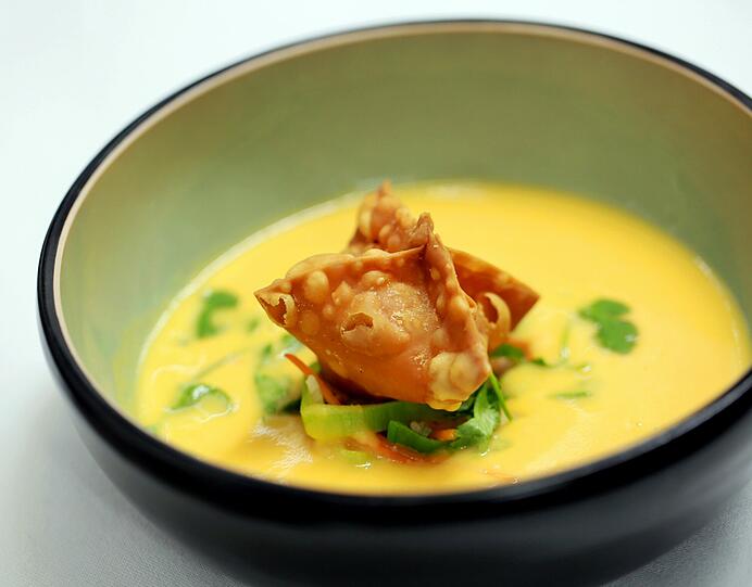 Zweiter Gang: Süßkartoffelcreme mit Pulled Pork Wan Tan