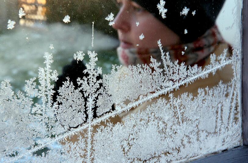Eisblumen am Fenster sind malerisch &ndash; doch sie bedeuten auch, dass sich im Inneren Schimmel bilden kann.
