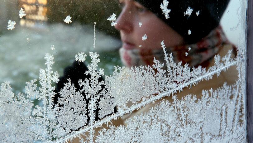 Eisblumen am Fenster sind malerisch – doch sie bedeuten auch, dass sich im Inneren Schimmel bilden kann. Eisblumen am Fenster sind malerisch – doch sie bedeuten auch, dass sich im Inneren Schimmel bilden kann.