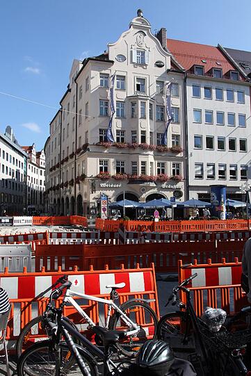 Vor allem hier an der Kreuzung Tal/Hochbrückenstraße/Radlsteg entstehen platzähnliche Areale. Die Fußgängerampeln wurden entfernt. Anfang November soll die Umgestaltung des Tals fertig sein.