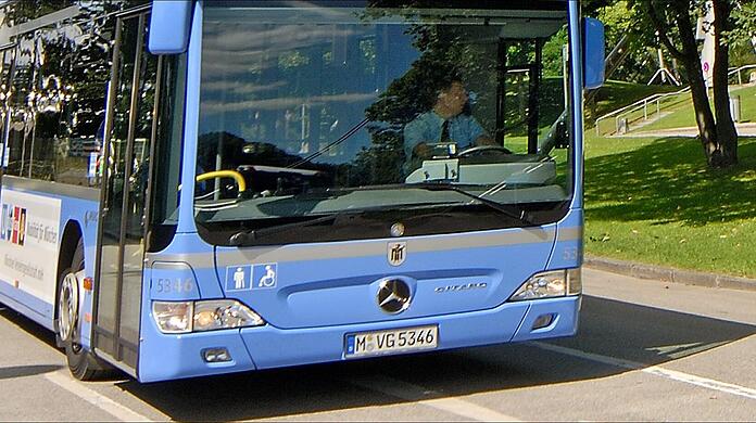 Auch ein Bus der Linie X30 wurde mit Eiern beworfen. (Archivbild)
