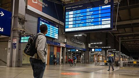 Nicht ungefährlich: Zwei Betrunkene waren auf dem Querbahnsteig des Münchner Hauptbahnhofs mit einem Golfmobil unterwegs. (Symbolbild)