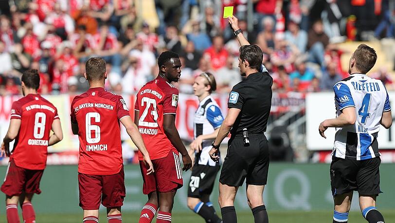 20 Pflichtspieleinsätze für den FC Bayern in dieser Saison - wie hier in Bielefeld: Tanguy Nianzou (M.). 20 Pflichtspieleinsätze für den FC Bayern in dieser Saison - wie hier in Bielefeld: Tanguy Nianzou (M.).